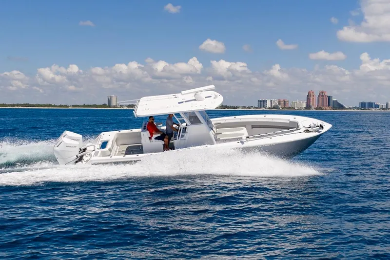 Slide: The Image of Invincible 33 Open Fisherman 2025 auf dem Meer bei sonnigem Wetter. - 63