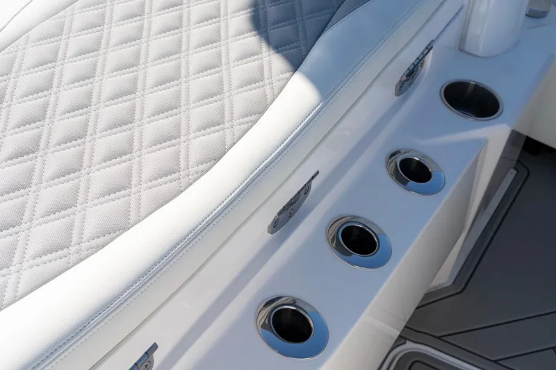 Slide: The Image of Detailansicht des Invincible 33 Open Fisherman 2025 mit gepolstertem Sitz. - 38