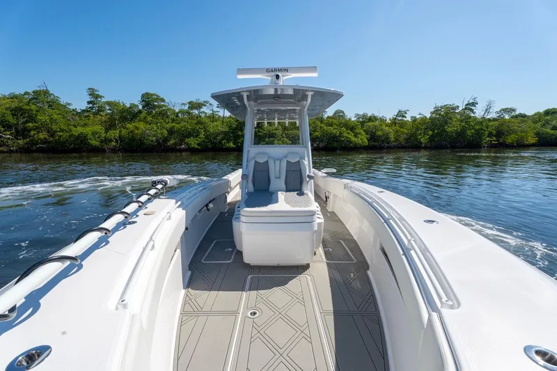 Slide: The Image of Invincible 33 Open Fisherman 2025 auf ruhigem Wasser, sonniger Tag. - 39