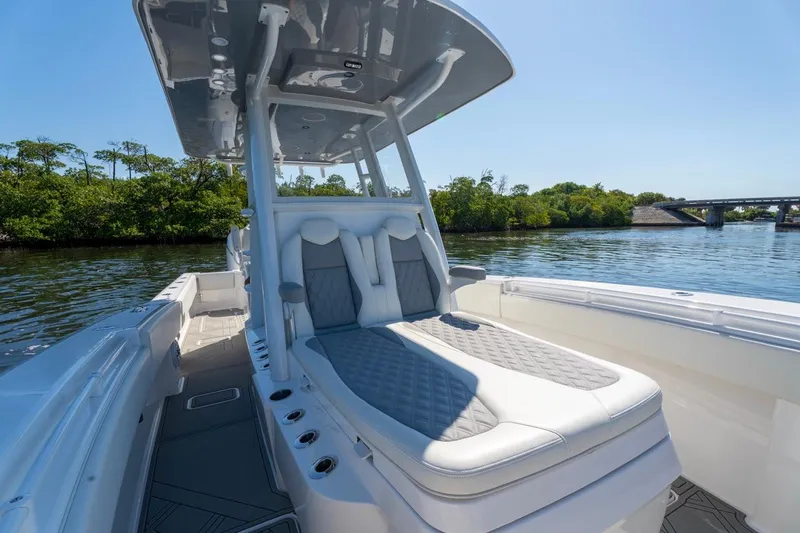 Slide: The Image of Invincible 33 Open Fisherman 2025 sur eau calme avec espace de sièges luxueux. - 32