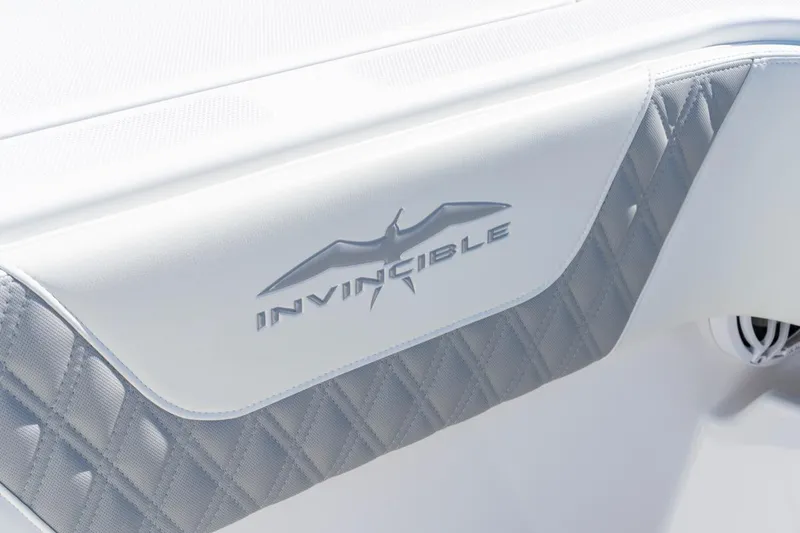 Slide: The Image of Logo Invincible 33 Open Fisherman 2025 sur rembourrage blanc. - 28