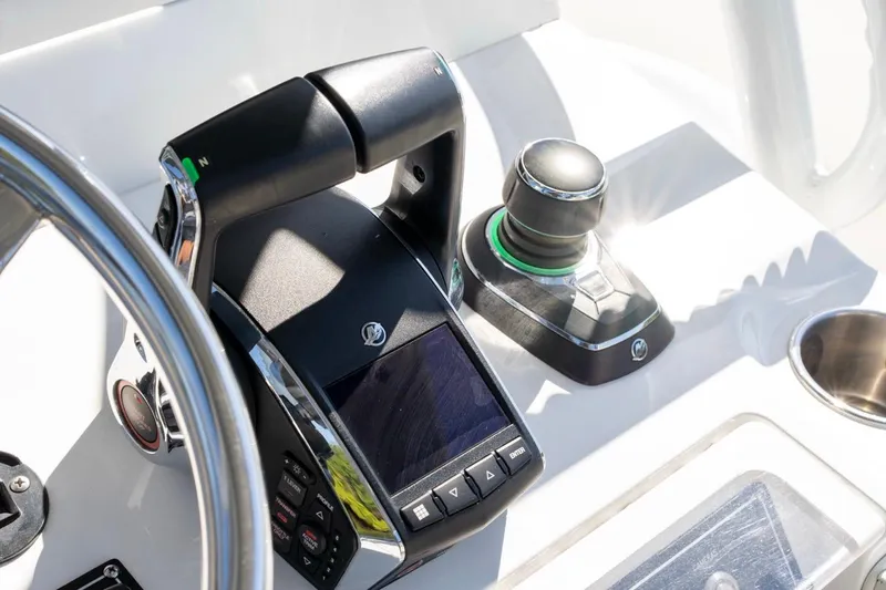 Slide: The Image of Console di controllo dell'Invincible 33 Open Fisherman 2025. - 17