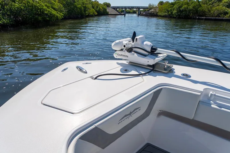 Slide: The Image of Invincible 33 Open Fisherman 2025 su fiume calmo con attrezzatura Garmin. - 47