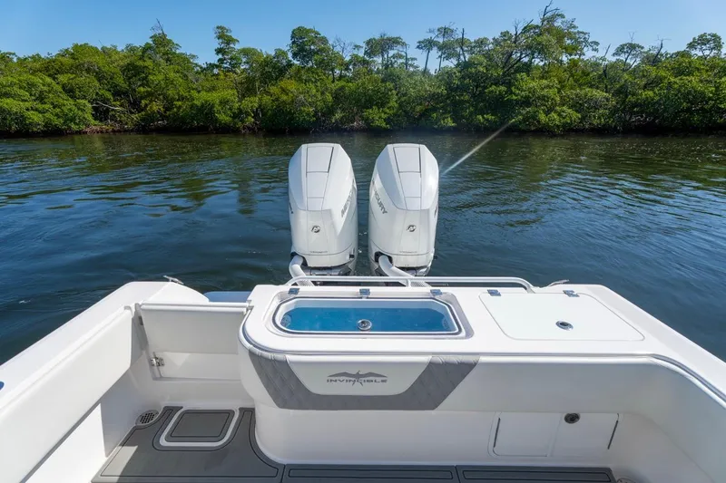 Slide: The Image of Invincible 33 Open Fisherman 2025 con motores fuera de borda en agua tranquila. - 46
