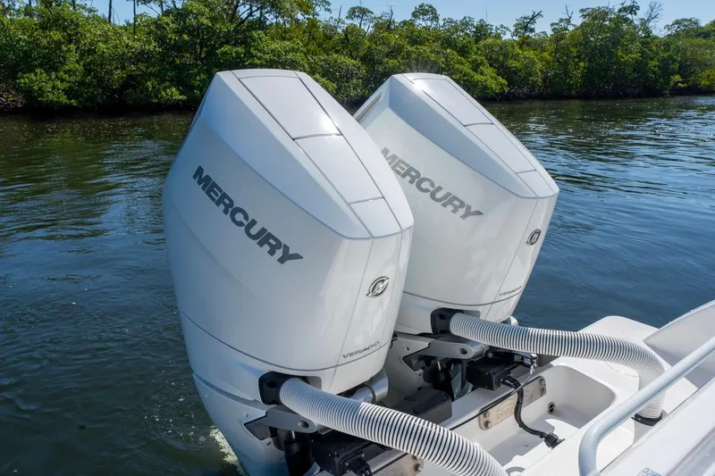 Slide: The Image of 2025 Invincible 33 Open Fisherman mit Mercury-Motoren auf ruhigem Wasser. - 44
