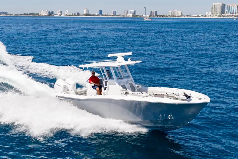 Slide: The Image of Invincible 33 Open Fisherman 2025 in mare, skyline della città visibile. - 66