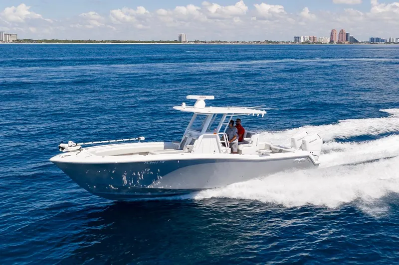 Slide: The Image of 2025 Invincible 33 Open Fisherman in navigazione sull'oceano. - 59