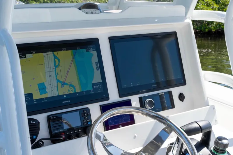 Slide: The Image of Système de navigation Invincible 33 Open Fisherman 2025 avec écrans Garmin. - 15
