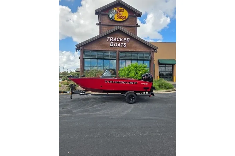 The Image of 2027 Tracker Pro Guide V-175 Combo boat outside Tracker Boats store. - 0