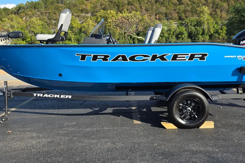 The Image of Tracker Pro Guide V-16 SC 2027 - undefined