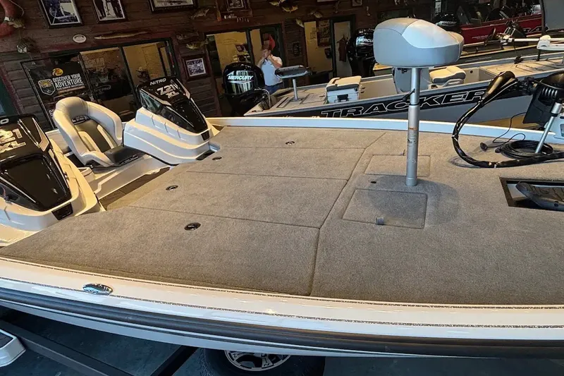 Slide: The Image of 2027 Nitro Z21 XL boat with spacious deck and seating in showroom. - 12