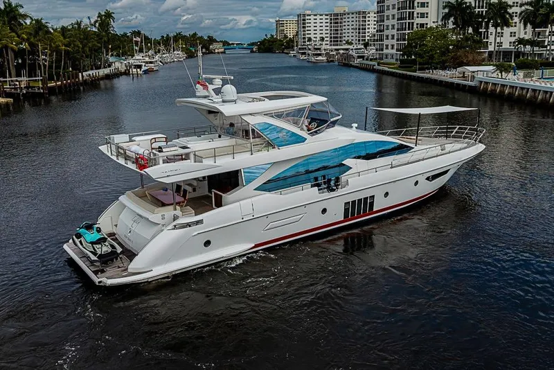 Slide: The Image of Yacht di lusso Azimut 80 del 2017 su un canale tranquillo. - 102