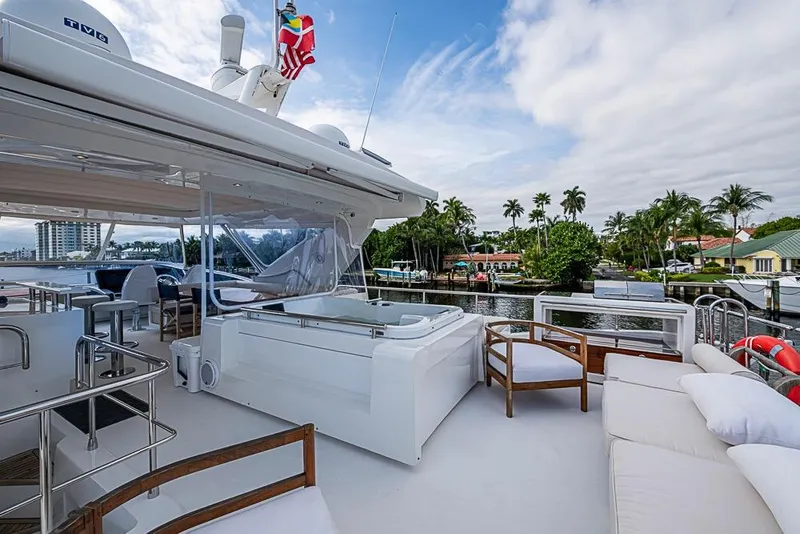 Slide: The Image of Yate de lujo Azimut 80 de 2017 con jacuzzi y área de asientos. - 30