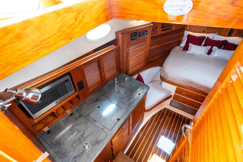 Slide: The Image of Innenraum der Hinckley Picnic Boat 37 MKIII von 2020 mit eleganter Holzausstattung und gemütlichem Bett. - 38