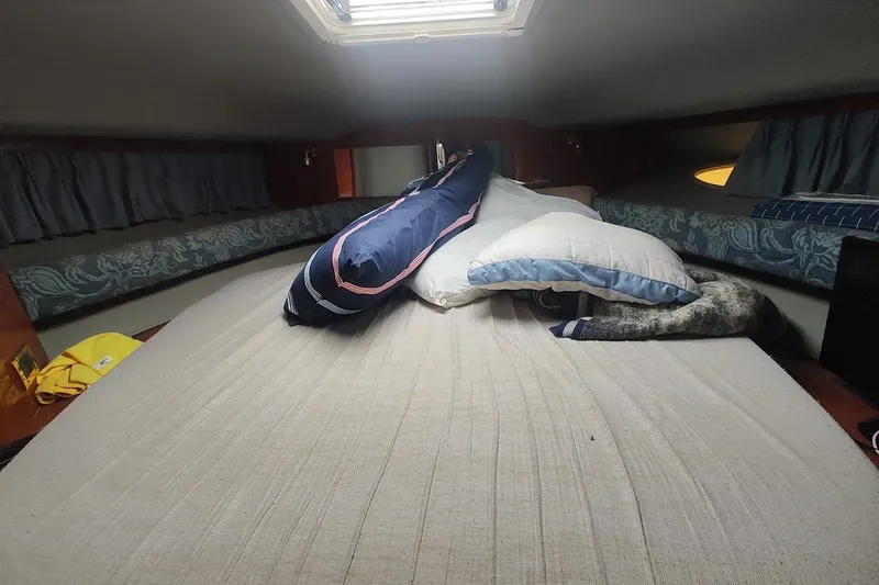 Slide: The Image of Interior cabin of 1998 Sea Ray Sundancer 400 with bedding and pillows. - 15