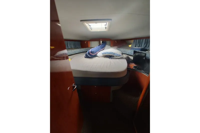 Slide: The Image of Interior cabin of 1998 Sea Ray Sundancer 400 yacht with bed and porthole. - 14