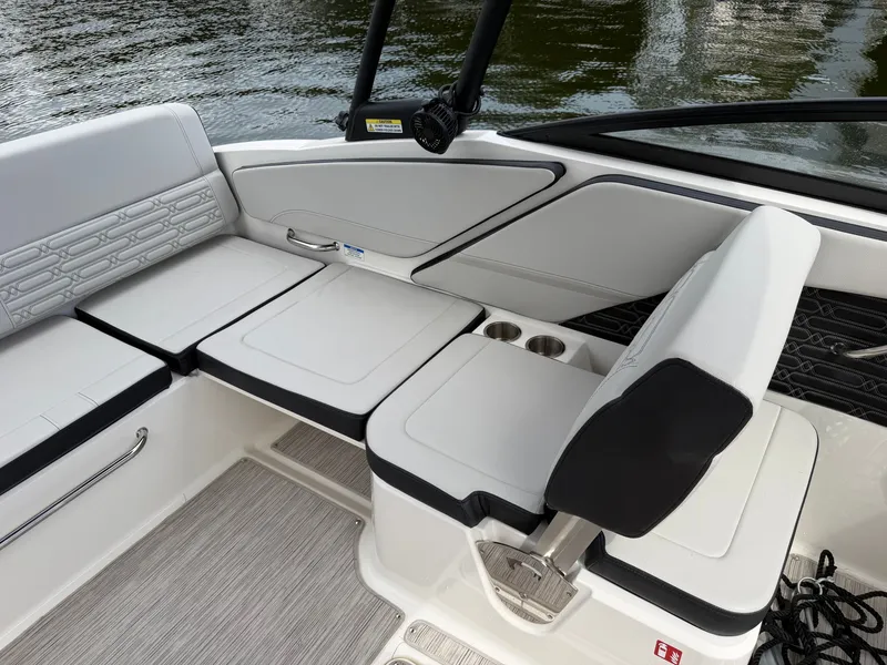 Slide: The Image of Sea Ray SPX 210 Outboard 2025 - 31