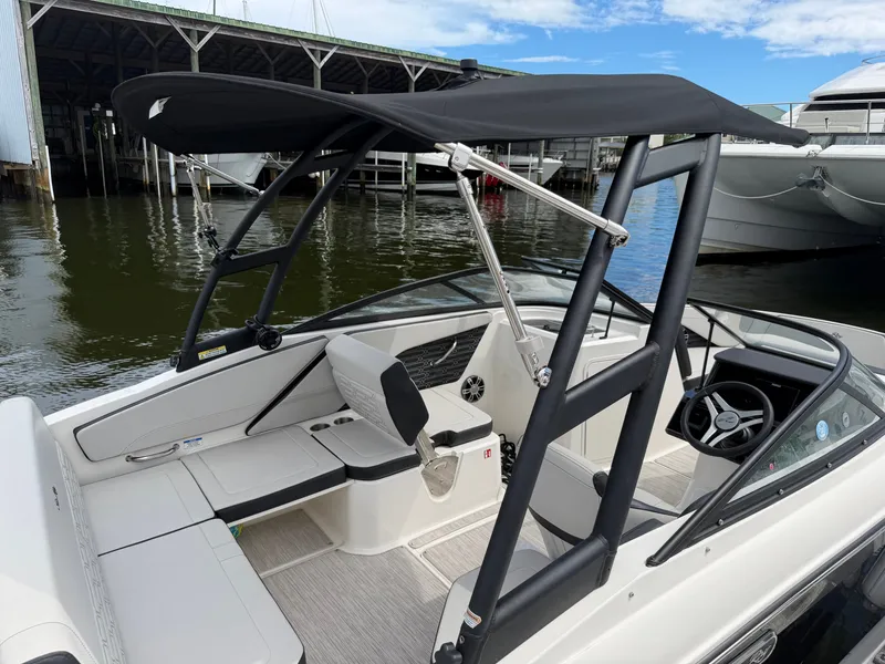 Slide: The Image of Sea Ray SPX 210 Outboard 2025 - 9