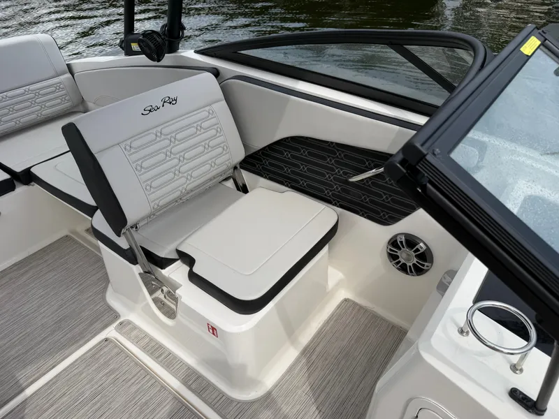 Slide: The Image of Sea Ray SPX 210 Outboard 2025 - 30