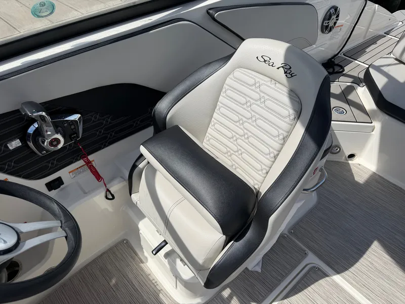 Slide: The Image of Sea Ray SPX 210 Outboard 2025 - 21