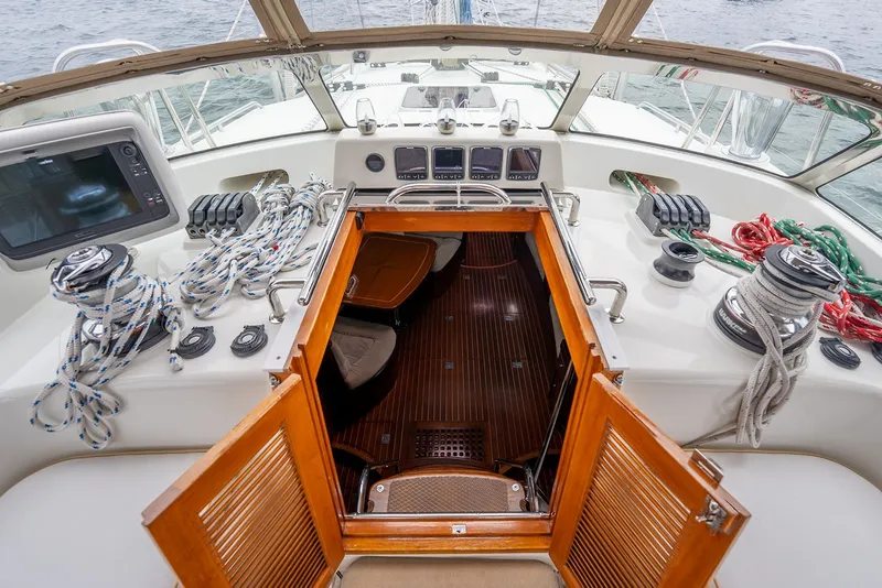 Slide: The Image of 2008 Passport Vista 515 Center Cockpit with open hatch, ropes, and navigation equipment. - 17