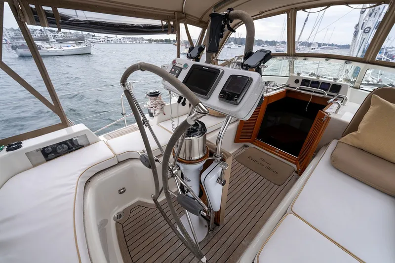 Slide: The Image of 2008 Passport Vista 515 Center Cockpit with modern navigation equipment and spacious seating. - 16