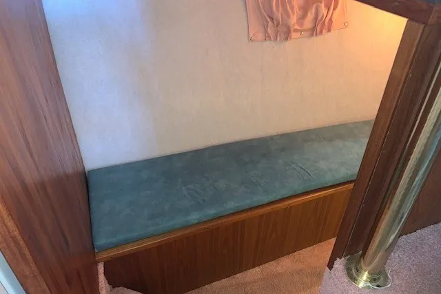 Slide: The Image of Interior seating area of 1993 Harbor Master 450 Coastal Cruiser with teal cushion. - 26
