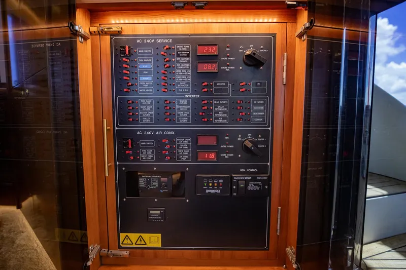 Slide: The Image of Elektrisches Schalttafel auf einer Horizon 62 Motoryacht von 2003, mit verschiedenen Schaltern und Anzeigen. - 6