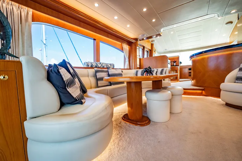 Slide: The Image of Luxuriöser Salon einer Horizon 62 Motoryacht von 2003 mit geschwungenen Sofas und Holztisch. - 11