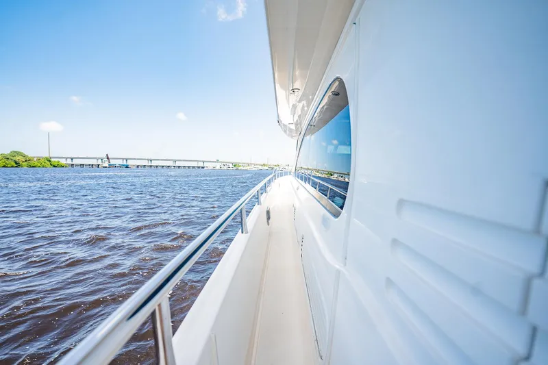 Slide: The Image of Ein eleganter weißer Horizon 62 Motor Yacht von 2003 fährt auf einem ruhigen Gewässer. - 44