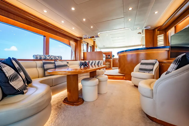Slide: The Image of Luxuriöser Salon einer Horizon 62 Motoryacht von 2003 mit eleganten Sitzgelegenheiten und Holztisch. - 14