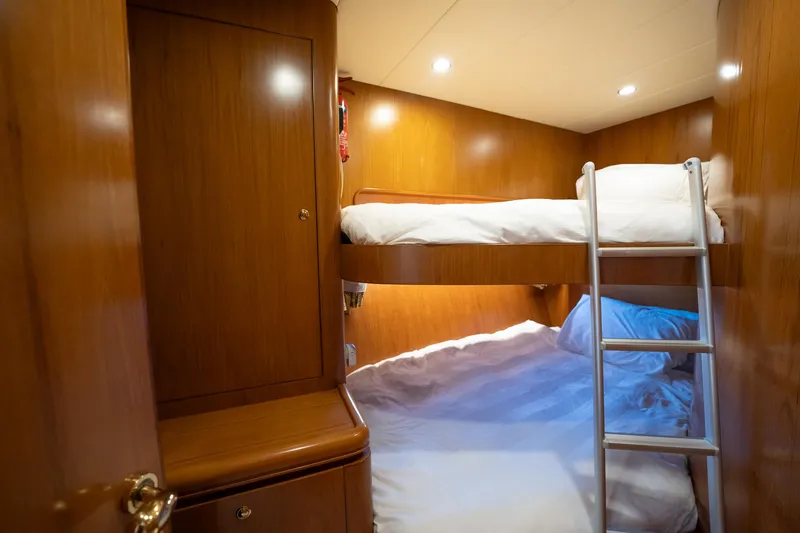 Slide: The Image of Die Kabine der Horizon 62 Motor Yacht von 2003 zeigt Etagenbetten mit Holzverkleidung und Beleuchtung. - 43