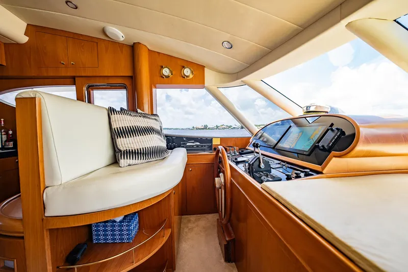 Slide: The Image of Innenansicht einer Horizon 62 Motoryacht von 2003 mit eleganter Holzverkleidung und moderner Navigation. - 18