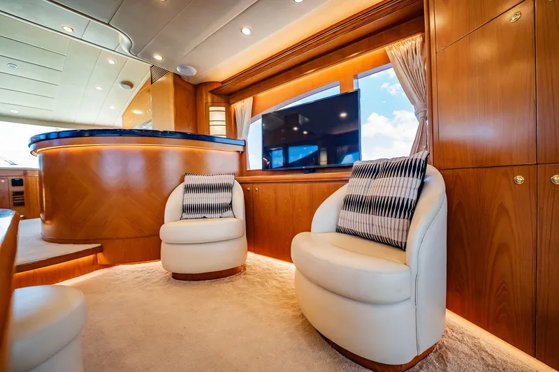 Slide: The Image of Luxuriöser Innenraum einer Horizon 62 Motoryacht von 2003 mit eleganten Sesseln und Holzakzenten. - 8