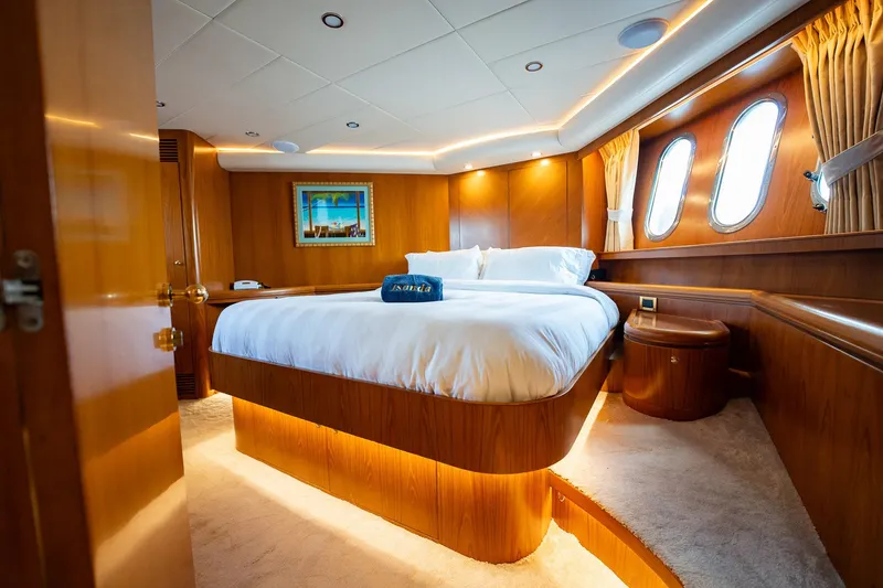 Slide: The Image of Luxuriöse Kabine mit einem großen Bett, Holzwänden und runden Fenstern auf einer Horizon 62 Motoryacht. - 25