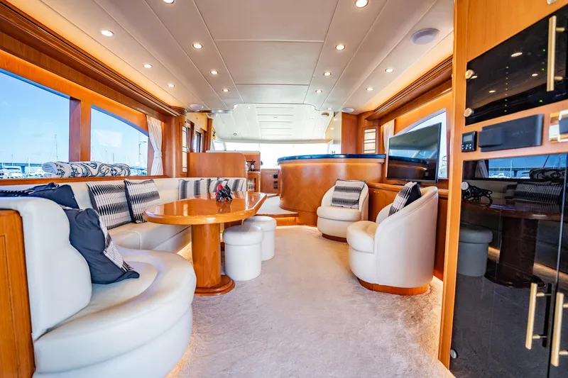 Slide: The Image of Luxuriöser Innenraum einer Horizon 62 Motoryacht von 2003 mit eleganten Sitzgelegenheiten und Holztisch. - 5