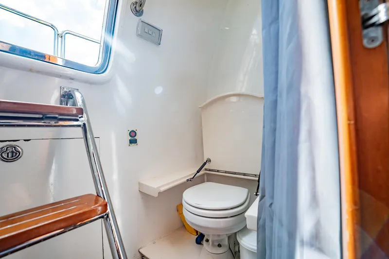 Slide: The Image of Ein Badezimmer auf einer Yacht mit Toilette, Fenster und Holzdetails. - 47