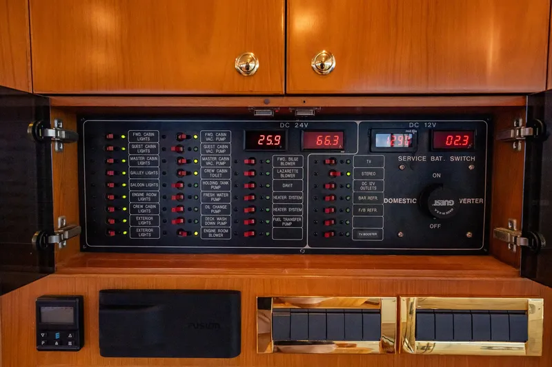 Slide: The Image of Elektrisches Schalttafel auf einer Horizon 62 Motoryacht von 2003 mit verschiedenen Anzeigen und Schaltern. - 7