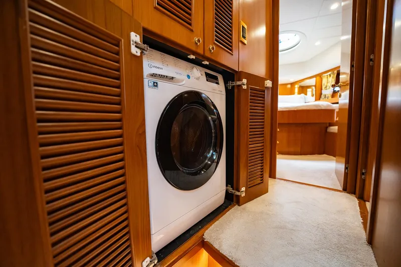 Slide: The Image of Die Horizon 62 Motor Yacht von 2003 verfügt über eine integrierte Waschmaschine in einem Holzschrank. - 34