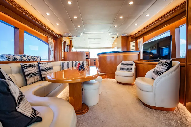 Slide: The Image of Luxuriöser Salon einer Horizon 62 Motoryacht von 2003 mit eleganten Sitzgelegenheiten und Holzakzenten. - 10