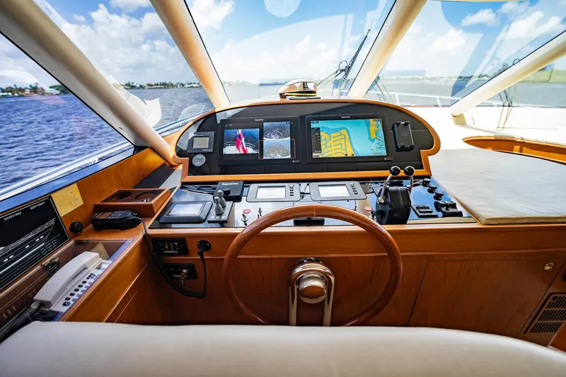 Slide: The Image of Das Cockpit einer Horizon 62 Motoryacht von 2003 mit modernen Navigationssystemen und einem Holzlenkrad. - 19