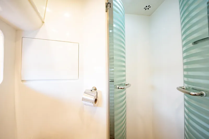 Slide: The Image of Die Dusche in einer Yacht mit gebogenen Glastüren und einem modernen Design. - 33