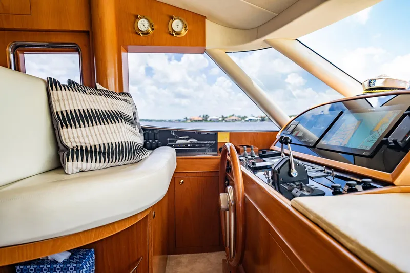 Slide: The Image of Das Cockpit einer Horizon 62 Motoryacht von 2003 mit Holzverkleidung und modernen Navigationsinstrumenten. - 17