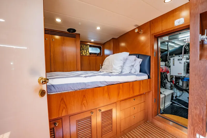 Slide: The Image of Die Kabine einer Horizon 62 Motoryacht von 2003 mit einem Bett und Holzmöbeln. - 49