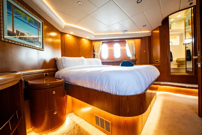 Slide: The Image of Luxuriöse Kabine mit einem großen Bett, Holzmöbeln und weicher Beleuchtung auf einer Horizon 62 Motoryacht. - 29