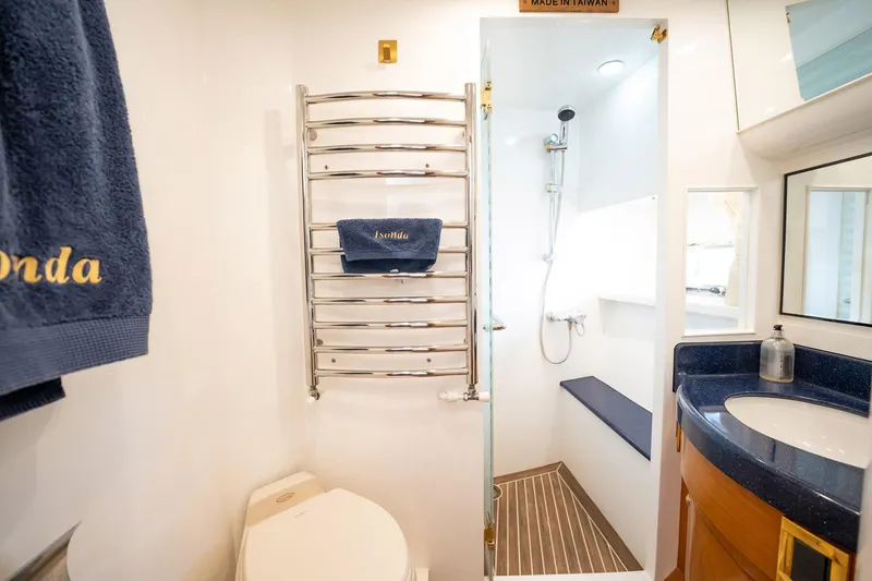 Slide: The Image of Das Badezimmer einer Horizon 62 Motoryacht von 2003 mit Dusche, Waschbecken und Handtuchhalter. - 39