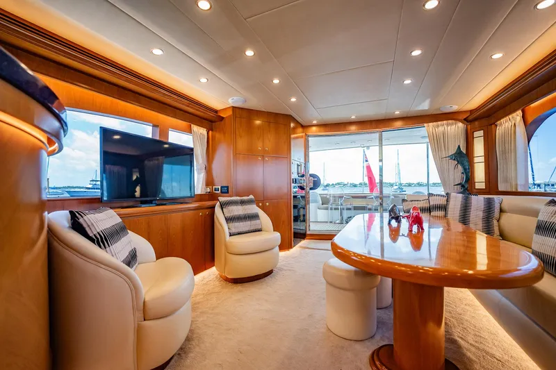 Slide: The Image of Luxuriöser Salon einer Horizon 62 Motoryacht von 2003 mit eleganten Möbeln und großen Fenstern. - 4
