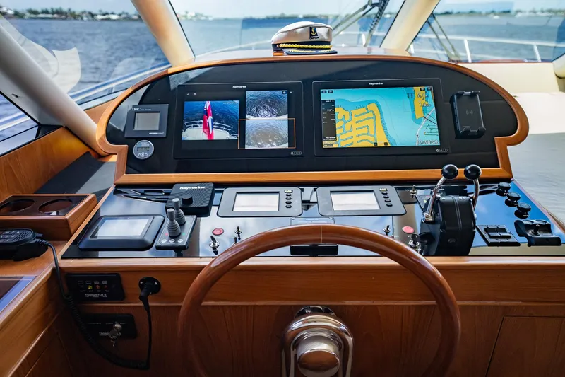 Slide: The Image of Das Bild zeigt das Steuerpult einer Horizon 62 Motoryacht von 2003 mit modernen Navigationssystemen. - 20