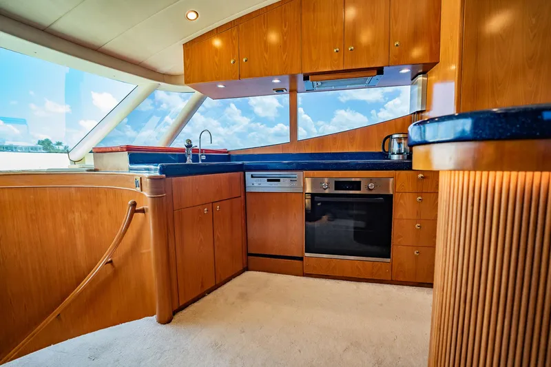 Slide: The Image of Die Küche einer Horizon 62 Motoryacht von 2003 mit Holzschränken und modernen Geräten. - 23