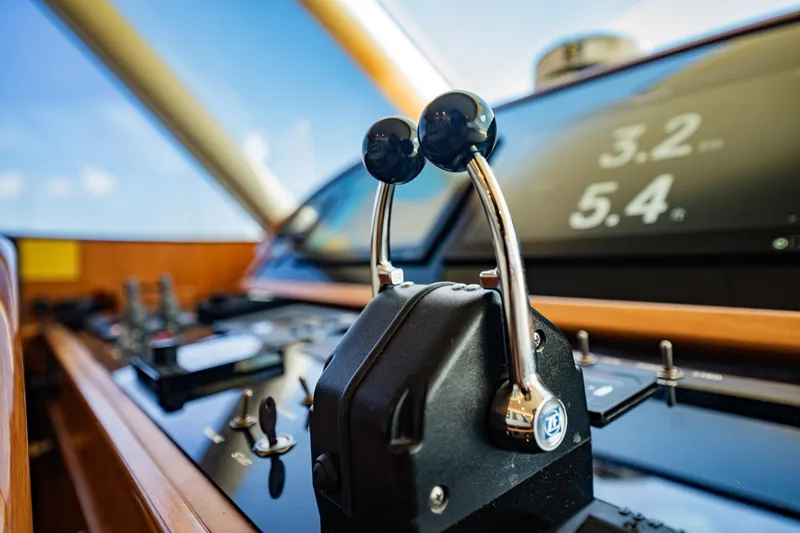 Slide: The Image of Nahaufnahme des Steuerstands einer Horizon 62 Motoryacht von 2003 mit Steuerhebeln und Instrumenten. - 22